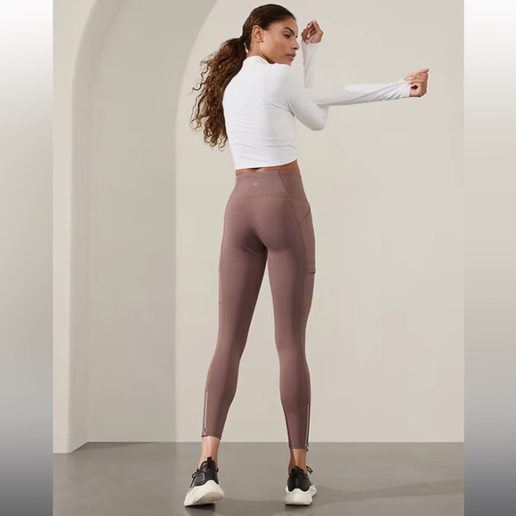 NWT Athleta Rainier Cargo Tight Fleece Lined Leggings in Smoky Rose Pink Sz M - Picture 3 of 10